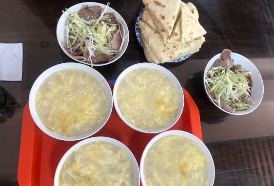 这家开店30多年的济宁糁汤店，羊肉糁汤有奶香？当地食客排队去吃