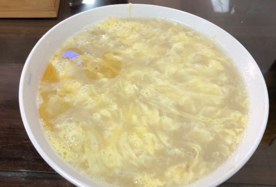 这家开店30多年的济宁糁汤店，羊肉糁汤有奶香？当地食客排队去吃