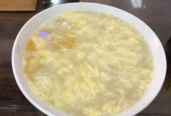 这家开店30多年的济宁糁汤店，羊肉糁汤有奶香？当地食客排队去吃