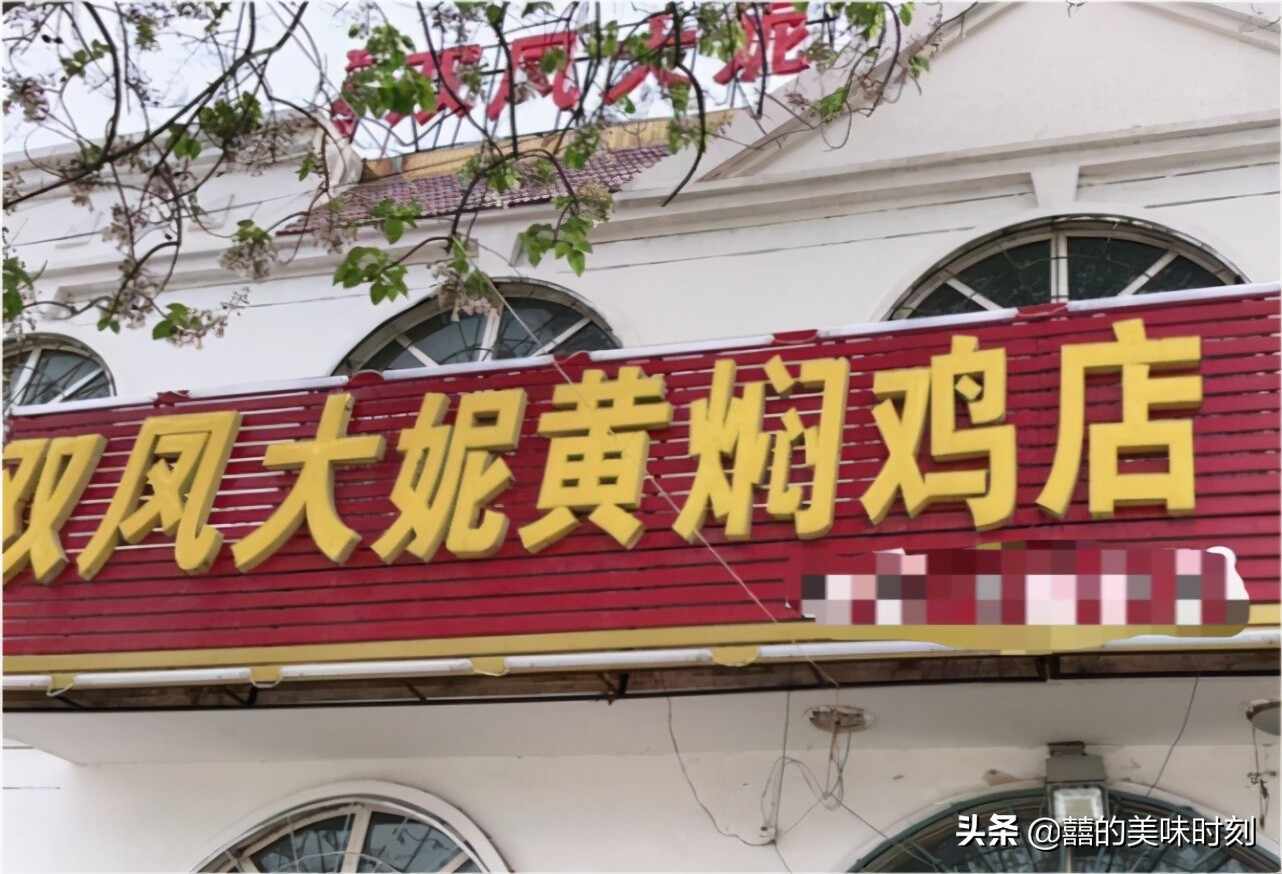山东大姐在国道边上卖饭，靠一盆酱火了35年，18元1碗日入9000元