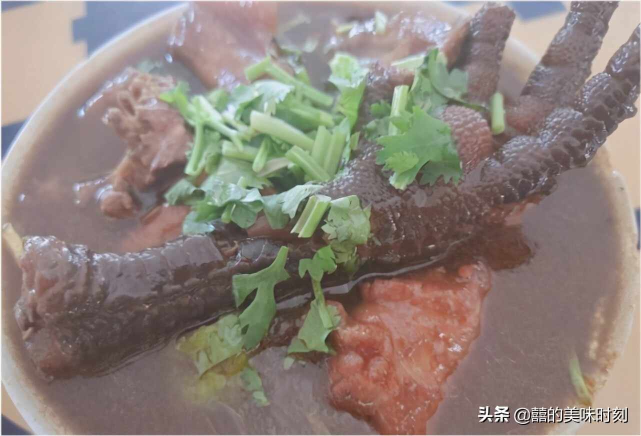 山东大姐在国道边上卖饭，靠一盆酱火了35年，18元1碗日入9000元