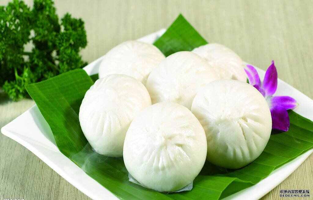 微山的菱角秧**和苲草丸子，文友尝过后赞不绝口，还要带点在路上吃