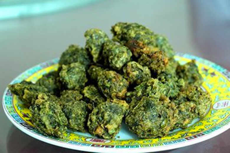 微山的菱角秧**和苲草丸子，文友尝过后赞不绝口，还要带点在路上吃