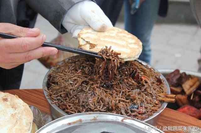 去梁山吃的武大郎烧饼潘金莲咸菜，小吃这样起名行吗？