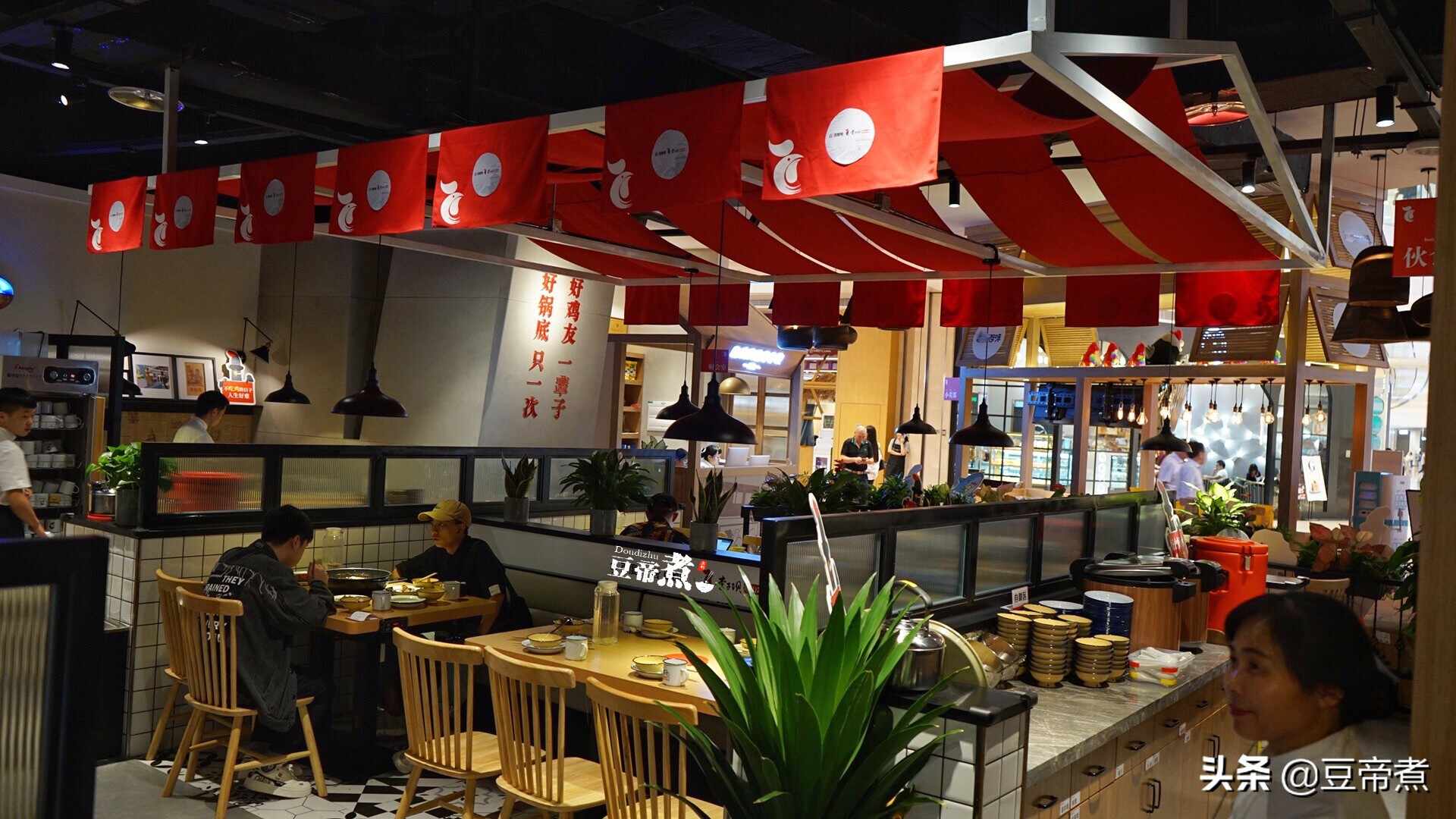 不吃麻辣火锅，就吃梁山鸡，国庆前打卡网红圣地，带你品尝美食
