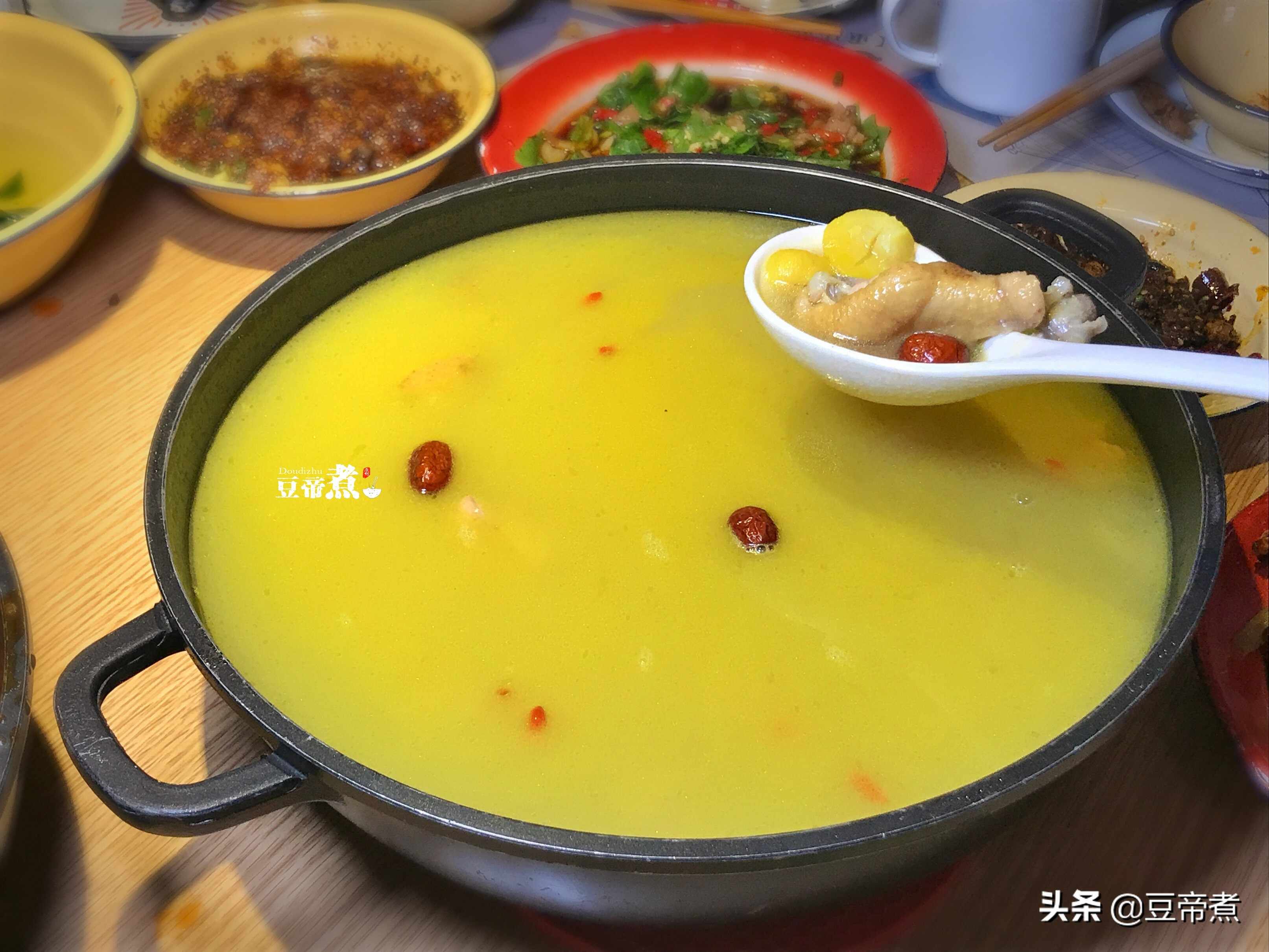 不吃麻辣火锅，就吃梁山鸡，国庆前打卡网红圣地，带你品尝美食