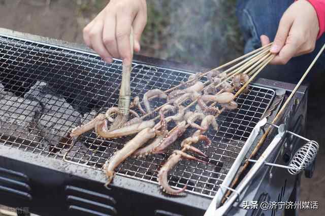 邹城太平农村夜市酱爆鲜鱿鱼：折射出新农村一道修养的华彩