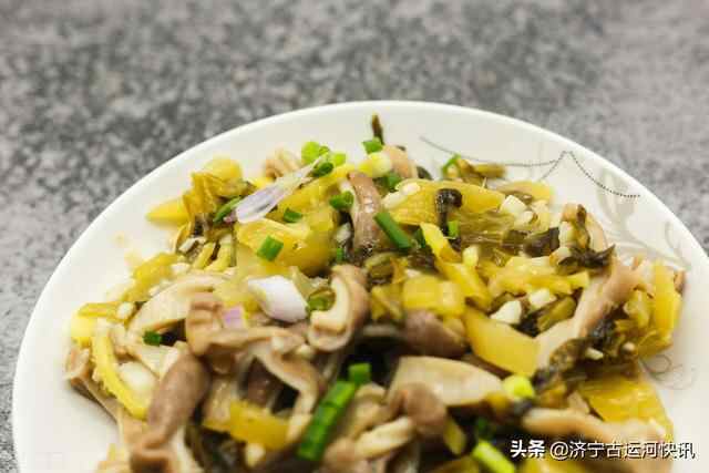 济宁梁山小安山三元井村疙瘩菜炒猪肚，灯火阑珊处都曾是真挚深情
