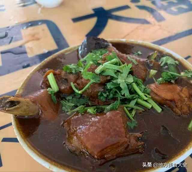 山东藏在国道边的乡野小馆，33年钻研一道菜，吃饭排队座位靠抢