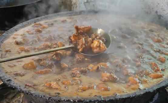 山东黑乎乎的美食店，一碗18元送两饼，配方秘制不教徒