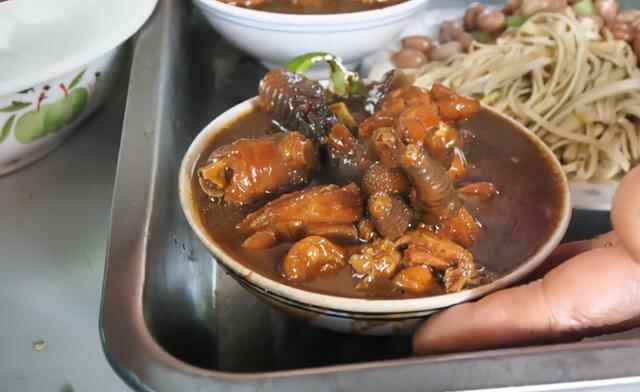 山东黑乎乎的美食店，一碗18元送两饼，配方秘制不教徒