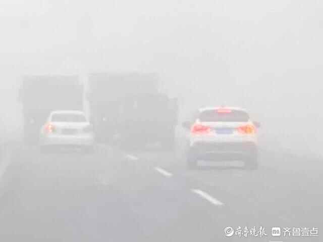 壹图集｜泰安野外大雾堵车严重，居民区附近能见度高