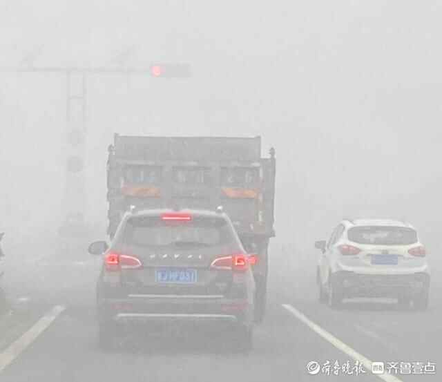 壹图集｜泰安野外大雾堵车严重，居民区附近能见度高