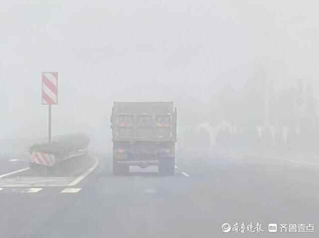 壹图集｜泰安野外大雾堵车严重，居民区附近能见度高