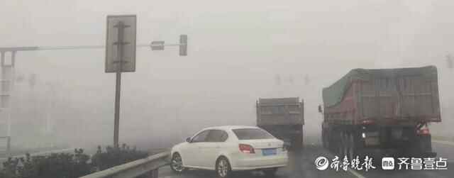 壹图集｜泰安野外大雾堵车严重，居民区附近能见度高