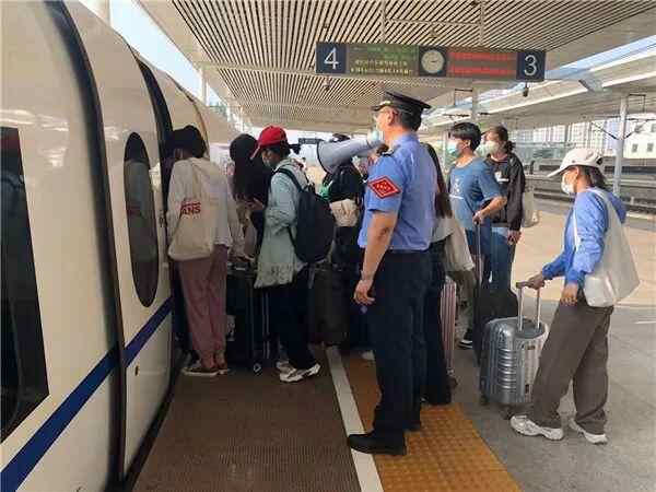 国庆假期首日，高铁泰安站到发旅客创新高