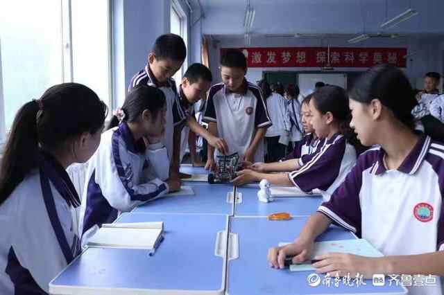 新泰市汶南镇：智能机器人走进中学课堂