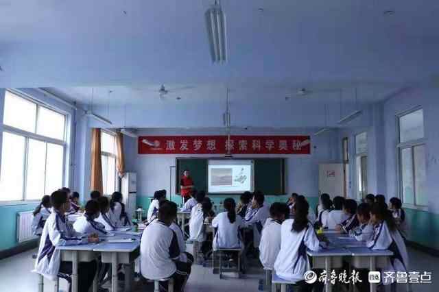 新泰市汶南镇：智能机器人走进中学课堂