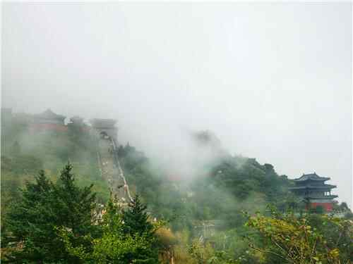 雨后泰山 云雾起 秋意浓