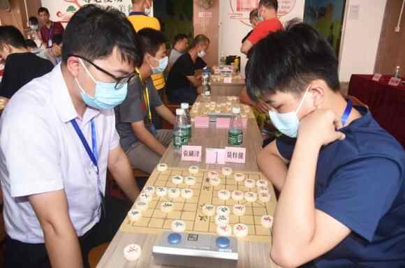 15岁少年在阳江东平镇象棋公开赛中夺冠