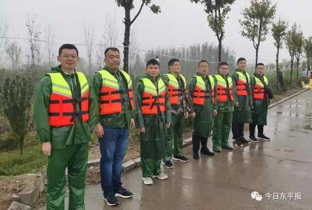 东平湖防汛大堤上的“流动爱心车”