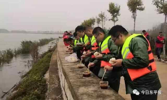 东平湖防汛大堤上的“流动爱心车”