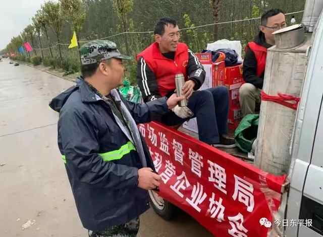 东平湖防汛大堤上的“流动爱心车”