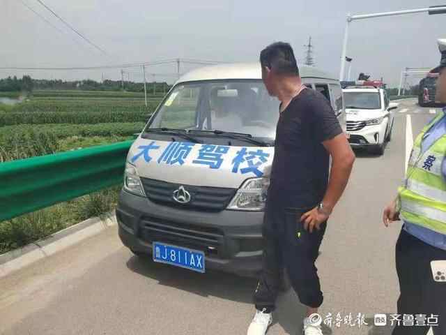 肥城交警一天查获2起面包车超员