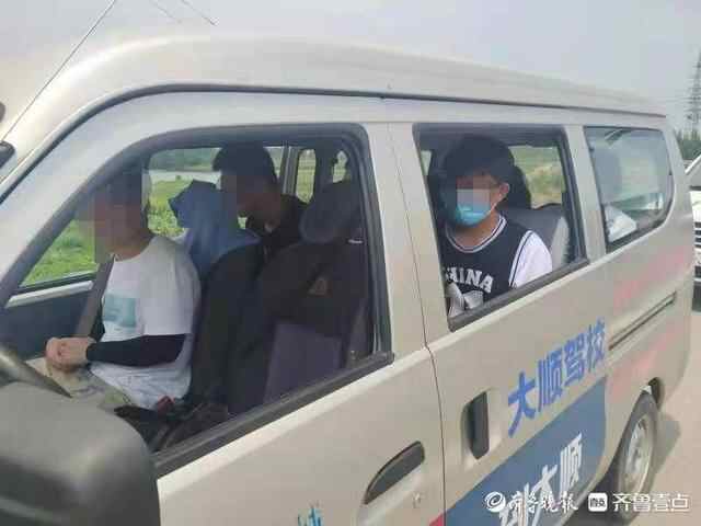 肥城交警一天查获2起面包车超员