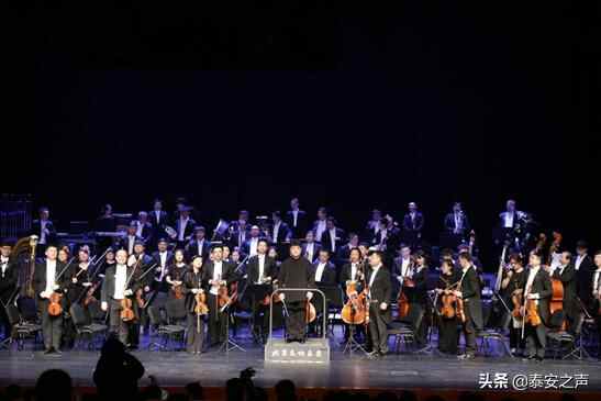 向祖国表白！泰山大剧院千余名观众合唱《我和我的祖国》