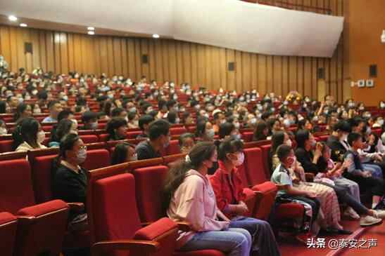 向祖国表白！泰山大剧院千余名观众合唱《我和我的祖国》