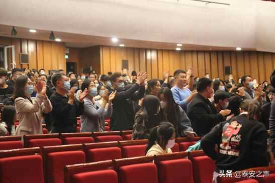 向祖国表白！泰山大剧院千余名观众合唱《我和我的祖国》