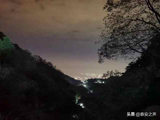 彩霞漫天 灿若锦绣！泰安今晨的绝美景色，请查收→