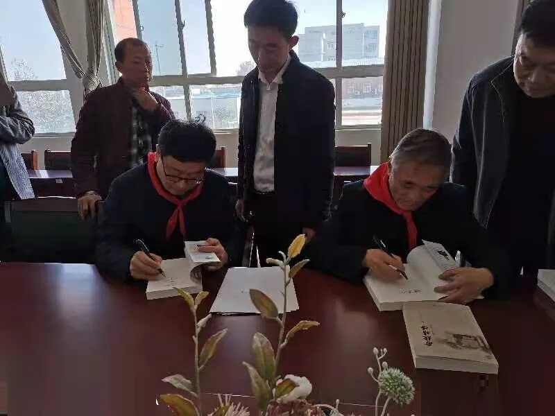 《母校情怀—东平四中纪念文选》赠书仪式在接山镇中心小学举行