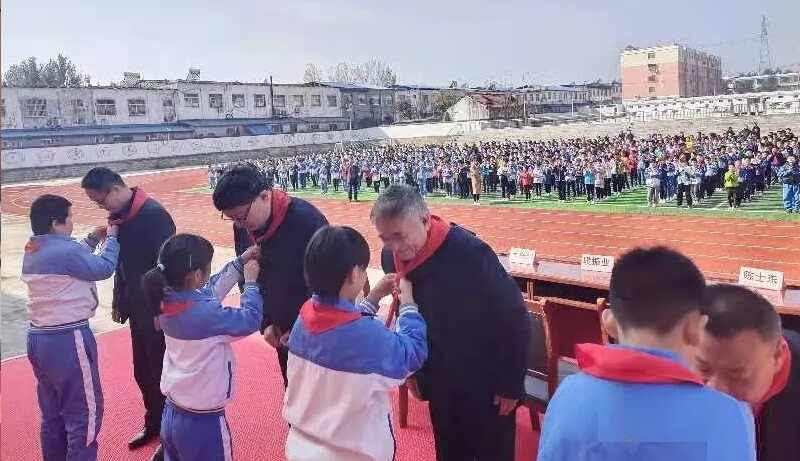 《母校情怀—东平四中纪念文选》赠书仪式在接山镇中心小学举行