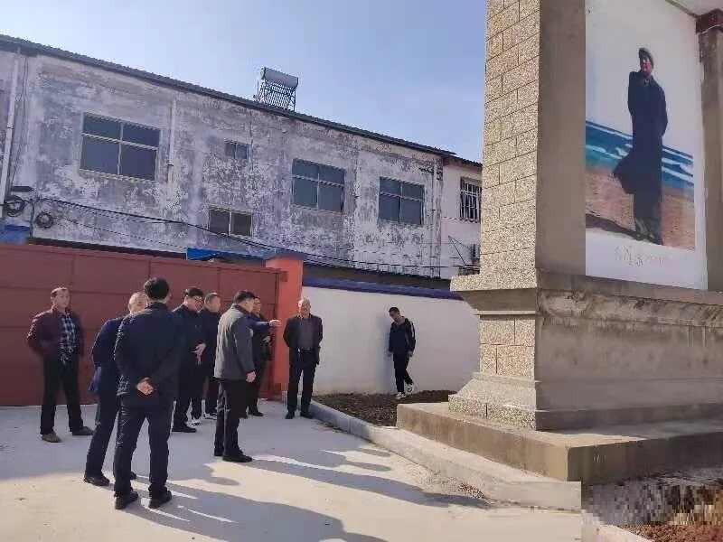 《母校情怀—东平四中纪念文选》赠书仪式在接山镇中心小学举行