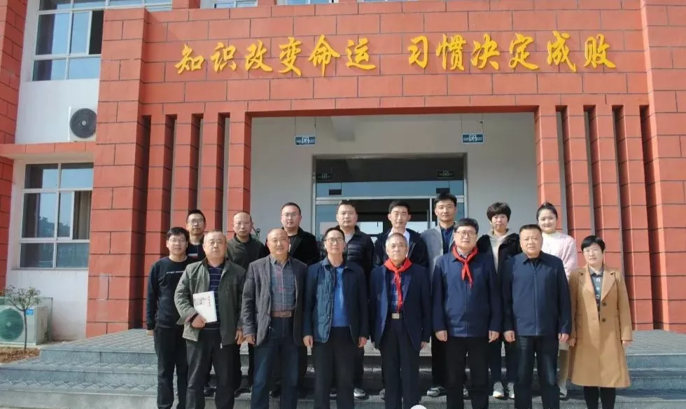 《母校情怀—东平四中纪念文选》赠书仪式在接山镇中心小学举行