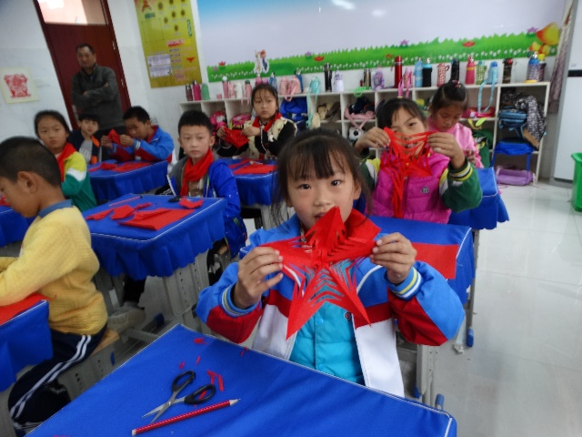 岱岳剪纸入校园，非遗文化有传承丨岱岳区文旅局开展剪纸文化入校园活动