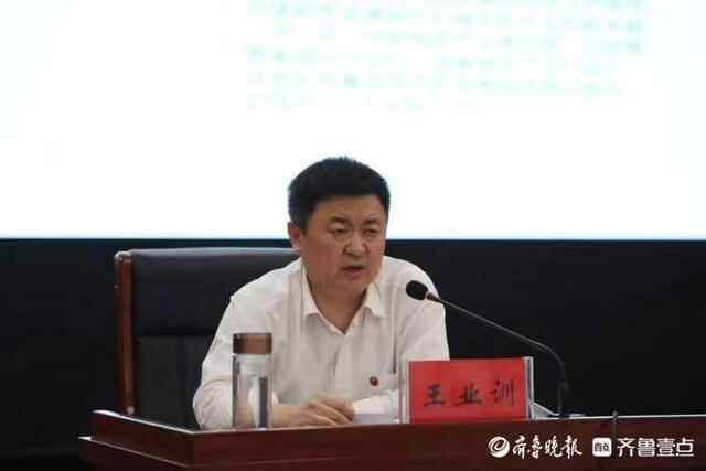 “新泰大讲堂”开幕啦！部门领导上台主讲为干部们“储能补钙”