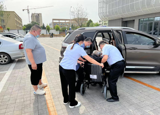 岱岳区行政审批服务局：热心救助孤寡老人