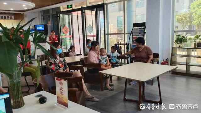 泰山区财源街道南湖社区开展“缤纷五彩绳，浓浓端午情”活动