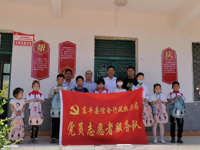 东平县戴庙镇：第一书记送来“六一”爱心大礼包