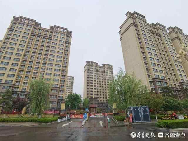 泰安一社区储藏室着火，电瓶、纸箱都烧了，起火原因正在调查