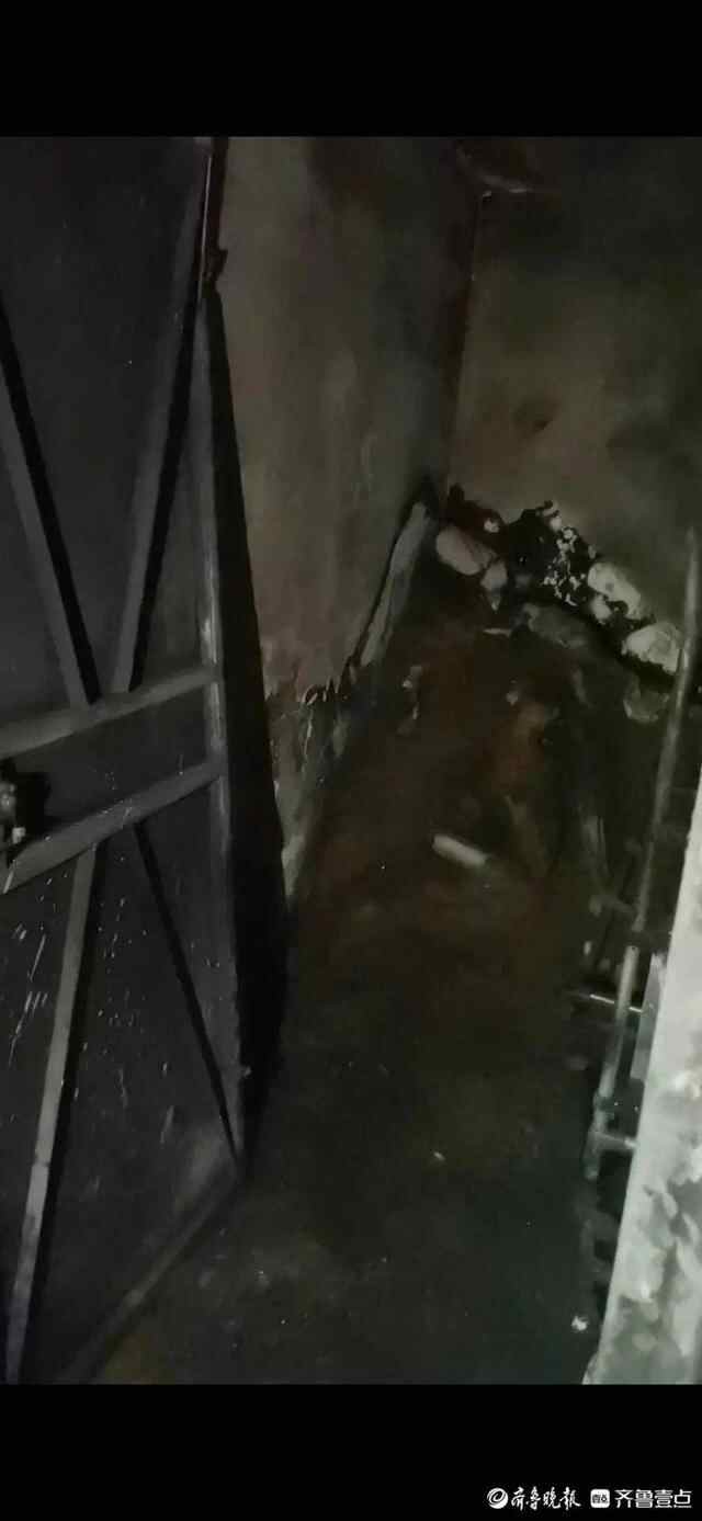 泰安一社区储藏室着火，电瓶、纸箱都烧了，起火原因正在调查