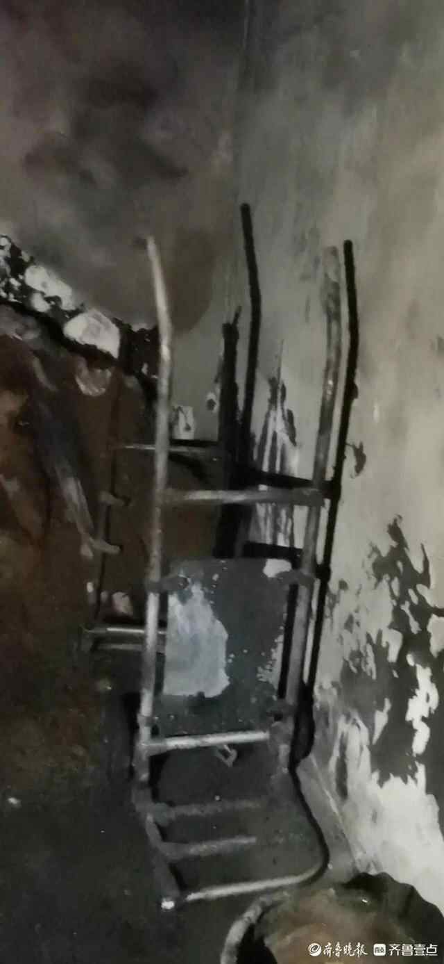泰安一社区储藏室着火，电瓶、纸箱都烧了，起火原因正在调查