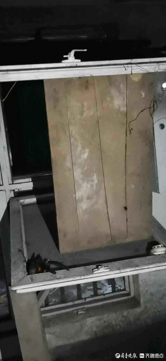 泰安一社区储藏室着火，电瓶、纸箱都烧了，起火原因正在调查