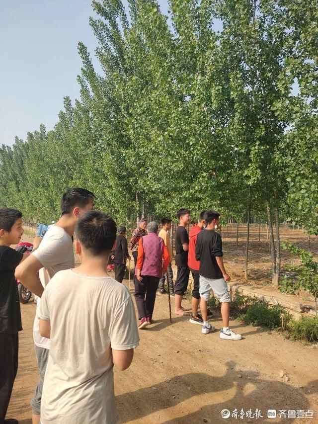 泰安五名学生联手路人，救下房子和老人