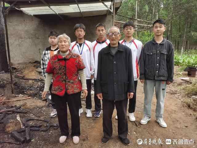 泰安五名学生联手路人，救下房子和老人