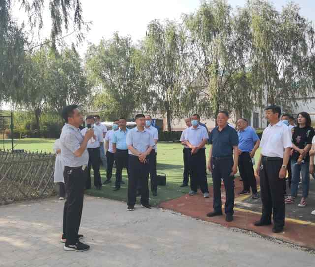 东平县东平街道：观摩新项目 共谋新发展
