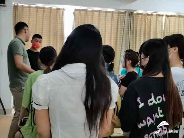 岱岳区人社局组织8家企业参加山东服装职业学院专场招聘 180余人初步达成就业意向